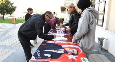 Osmangazi Belediyesi 10 bin Ata Posteri dağıtıyor