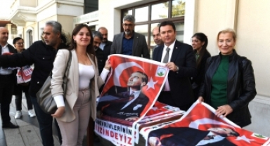 Osmangazi Belediyesi 10 Bin Ata Posteri Dağıtıyor