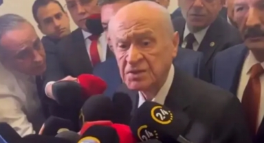Bahçeli'den, gazeteciye: Ya vazgeç ya mesleği bırak