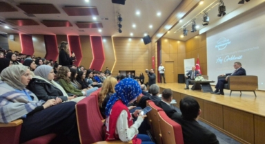 Bursa Büyükşehir Belediye Başkanı Bozbey tecrübelerini gençlere aktardı