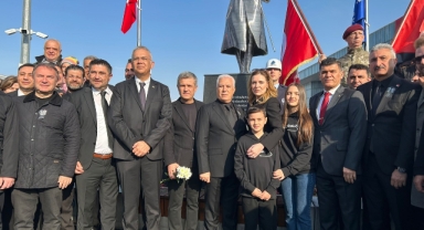 Bursa Büyükşehir Belediye Başkanı Mustafa Bozbey 10 Kasım anısına heykel açtı