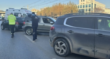 Bursa'da direksiyon başında fenalaşan sürücünün kullandığı otomobil 2 araca çarptı