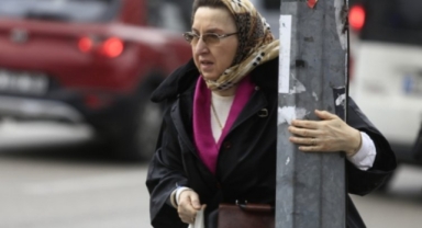 Bursa'da fırtınada vatandaşlar uçmamak için direk ve ağaçlara tutundu