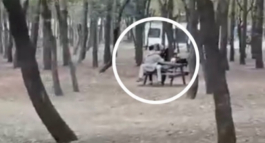 Bursa'da gündüz vakti parkta uygunsuz hareketler sergileyen çifte tepki!