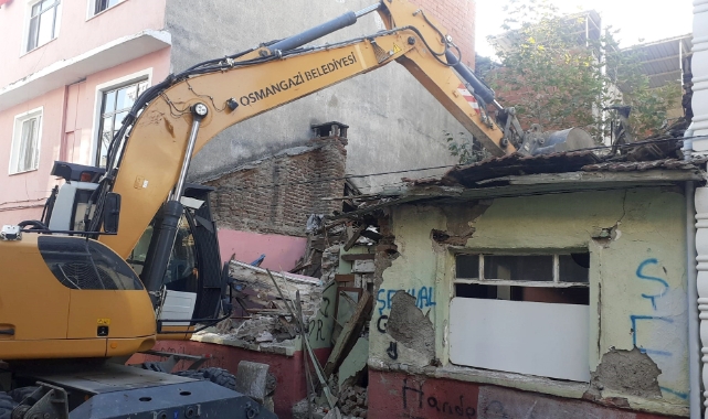 Tehlike Saçan Metruk Bina Yıkıldı
