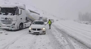 Türkiye beyaza büründü: Kar yağışı hayatı durma noktasına getirdi 