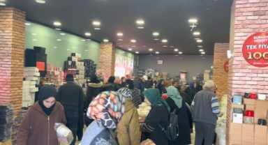 Ürünler yarı fiyatına indi, vatandaşlar birbirini ezdi