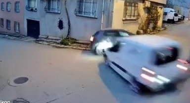 Ara sokakta hız kesmeden ilerleyen otomobiller çarpıştı