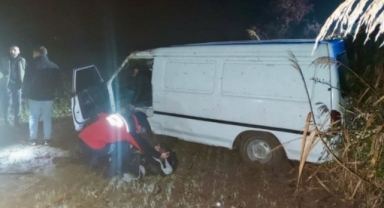 Balıkesir-Bursa karayolunda panelvan şarampole devrildi! 4 yaralı