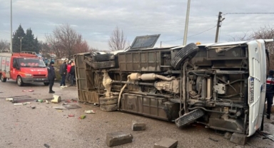Balıkesir'de okul servisi tırla çarpıştı: 8 öğrenci ağır yaralı