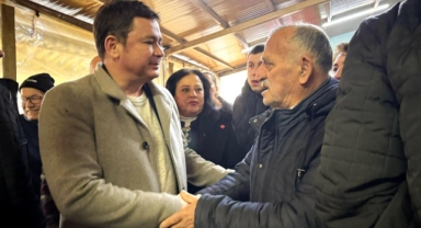 Başkan Aydın mahalleleri adım adım geziyor