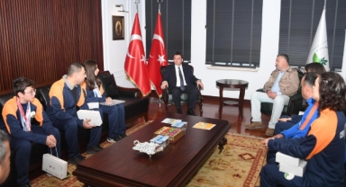 Başkan Aydın şampiyon sporcuları ağırladı