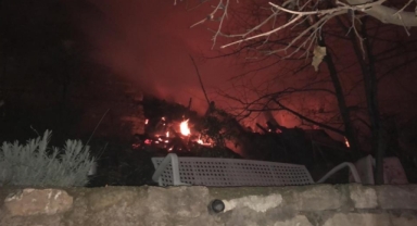 Bursa'da ahşap ev alev alev yandı, mahsur kalan 2 kişi kurtarıldı