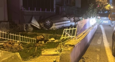 Kontrolden çıkan otomobil sitenin duvarı aşıp takla attı : 1 yaralı