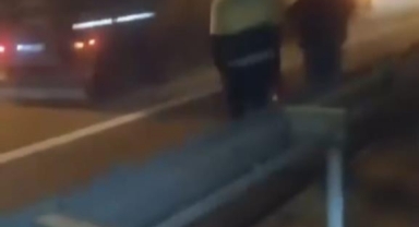 Lastiği tutuşan tırı hızlı müdahale ile kül olmaktan kurtardılar