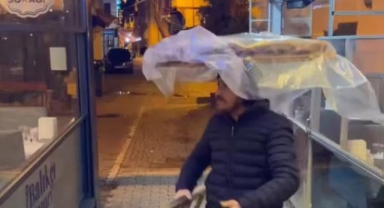 Müziği duyunca dans ederek simit sattı