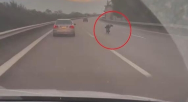 Otobanda motosikletini yatarak kullandı