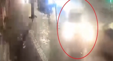 Otomobilin, park halindeki araca çarpıp kaldırıma çıktı