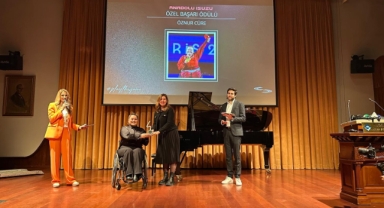 Öznur Cüre Girdi, Boğaziçi Üniversitesi Spor Ödülleri’nde Özel Başarı Ödülü Aldı