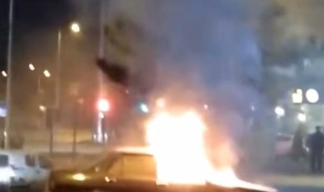 Park halindeki otomobil alev topuna döndü