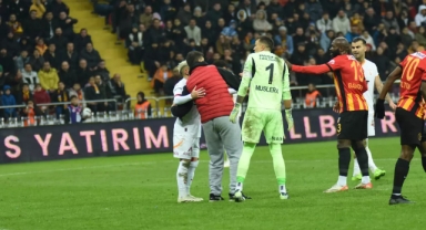 Süper Lig'de şaşkınlık yaratan anlar: Sahaya giren taraftar olayı