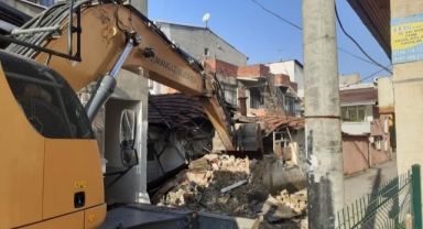Tehlike arz eden metruk binalar yıkılıyor