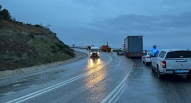 Tır ile otomobil kafa kafaya çarpıştı: 1 ölü, 2 yaralı