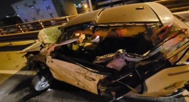 Tıra arkadan çarpan otomobil hurdaya döndü: 2 yaralı