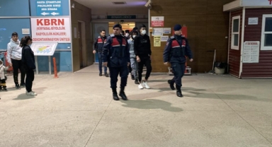 Ülkeye kaçak yollarla giren 13 göçmen, jandarma ekipleri tarafından yakalandı