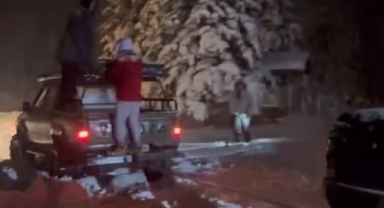 Uludağ'dan şehre snowboard ile indi