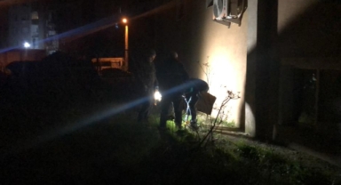 2. kattan düşerek yaralanan Alzheimer hastası kişiyi komşusu fark etti