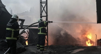 Adana'da Plastik geri dönüşüm tesisinde büyük yangın