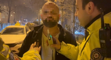 Alkolmetreyi üflemedi, gazetecinin üzerine yürüyerek hakaret ve tehdit etti