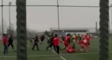 Amatör ligde çıkan kavga yeşil sahayı boks ringine çevirdi