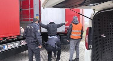Avrupa’ya kaçmak isteyen göçmenler tır dorsesinde yakalandı