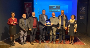 ‘Bursa Bellek- Kent Söyleşileri’nin ilk konuğu Ezel Akay oldu