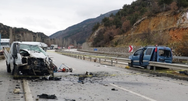 İnegöl'de Korkunç çarpışma: 3 yaralı, sürücü araçta sıkıştı