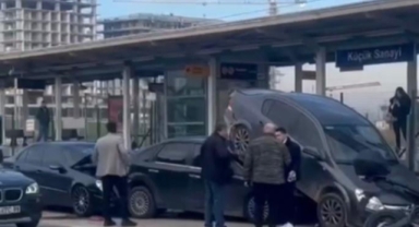 İzmir Yolunda Şaşırtan kaza: Araçlar birbirinin üzerine çıktı