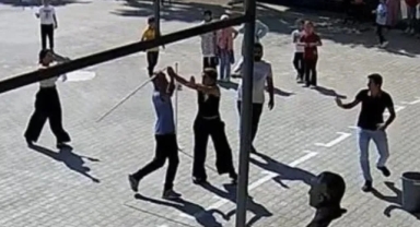 Kız kardeşinin eğitimini engellemek isteyen kişi, 5 öğretmene saldırdı