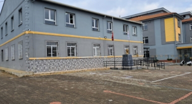 Okul müdürü ve yardımcısı okulu boyadı