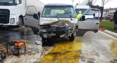 Park halindeki tıra çarpan minibüsteki 3 kişi yaralandı