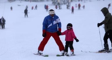 Uludağ’da kayak yaparken düşen kayakçılar kameralara yakalandı
