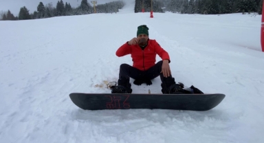 Uludağ'da snowboard yaparken Türk Kahvesi yudumladı