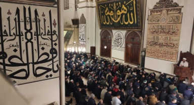 Yılın ilk sabah namazında binlerce vatandaş Ulucami'ye akın etti