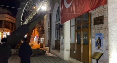 550 yıllık çınar, tarihi İshakpaşa Camii'nin üzerine devrildi