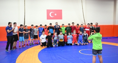 BAŞKAN YILMAZ ŞAMPİYON GÜREŞÇİLERLE BULUŞTU