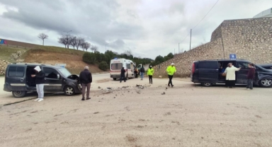 Minibüs ile hafif ticari araç çarpıştı: 6 yaralı