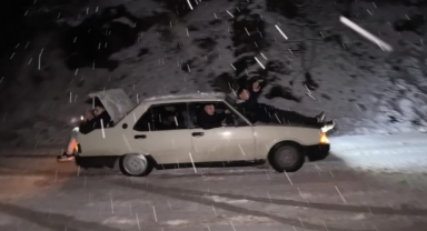 Yazlık lastikle karda kalan araca insan takviyesi