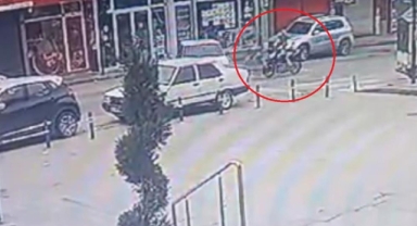 Yola aniden çıkan otomobile motosiklet çarptı, sürücü havada savruldu