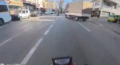Yola çıkan kamyonete çarpmamak için manevra yaptı, ters yöne girip otobüse çarptı